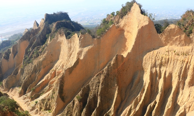 火炎山登山全攻略：挑戰台灣惡地地形，行前準備與路線解析一次看