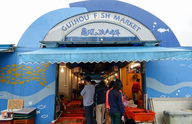 龜吼漁港美食攤販全攻略：在地人私藏海鮮清單與採買秘訣