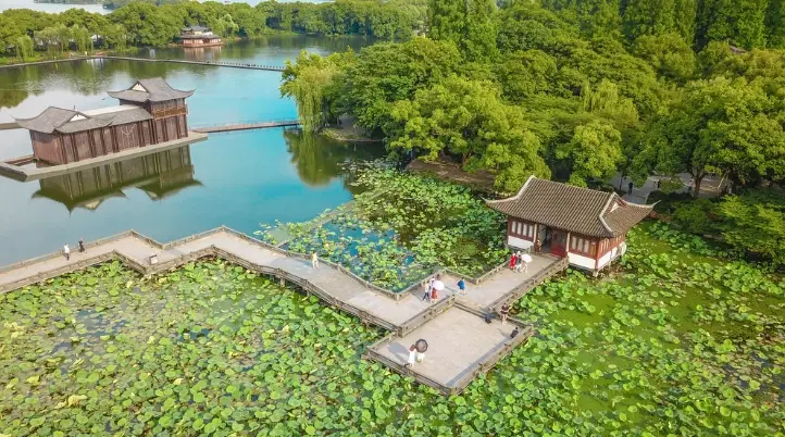 西湖休息站附近景點全攻略：不只上廁所，順遊六福村、小人國交通規劃
