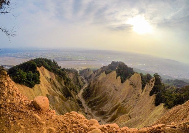 火炎山步道路線挑戰指南：惡地奇景、交通、難度與必看重點