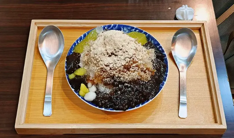 嘉義文化路美食全攻略：在地人帶路，從經典火雞肉飯到深夜甜點