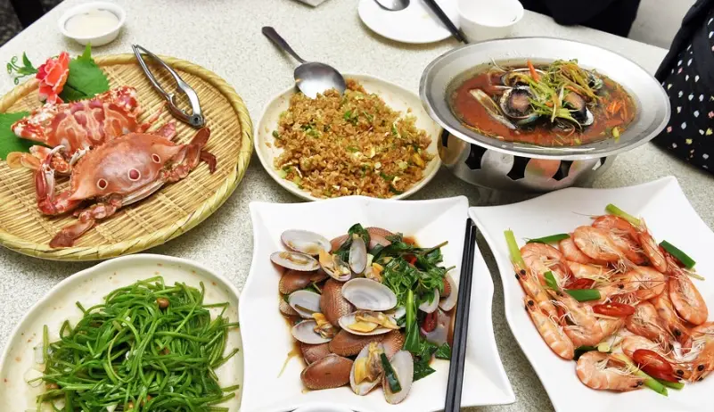 龜吼漁港餐廳怎麼選？在地人帶路吃萬里蟹與隱藏版海鮮攻略