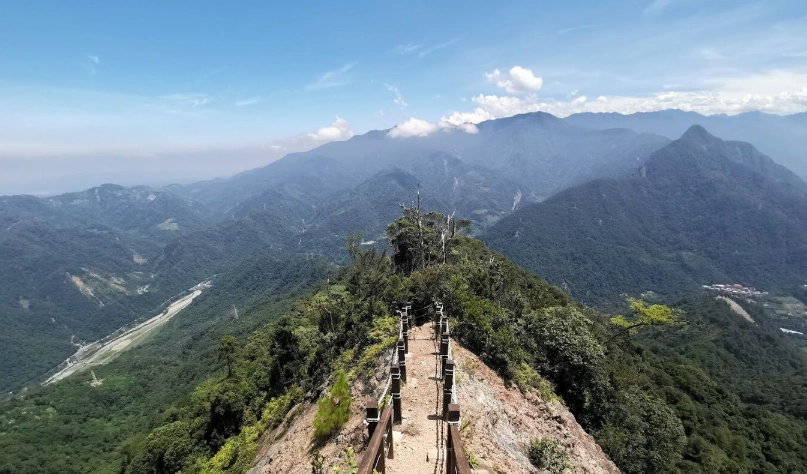 鳶嘴山登山攻略：挑戰谷關七雄最驚險岩稜，路線、交通、裝備全解析