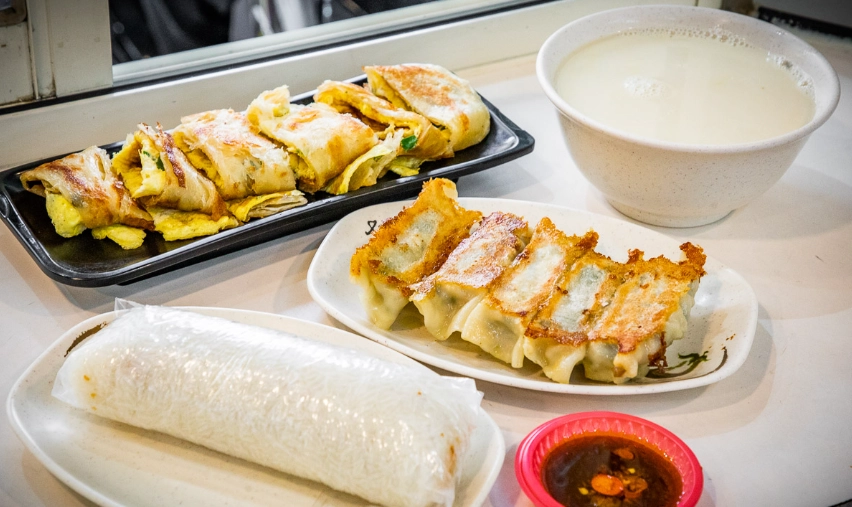 中壢宵夜推薦：5家深夜豆漿店美食指南，燒餅油條與蛋餅的深夜救贖