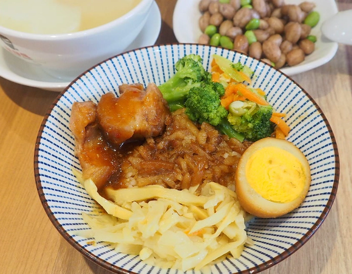 台北車站平價美食：在地人私藏的省錢吃法與真實體驗